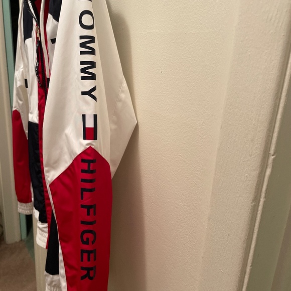 Tommy Hilfiger Womens windbreaker NWOT size m- - Picture 2 of 7